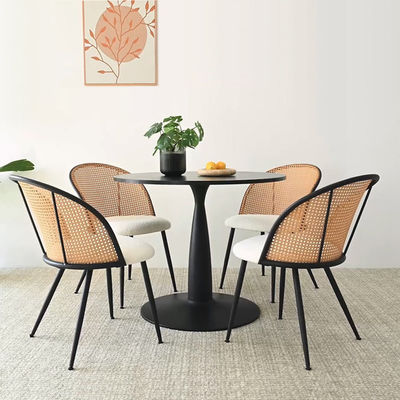 Kolsuz Yemek Masası Rattan Ahşap Sandalyelerle Özel